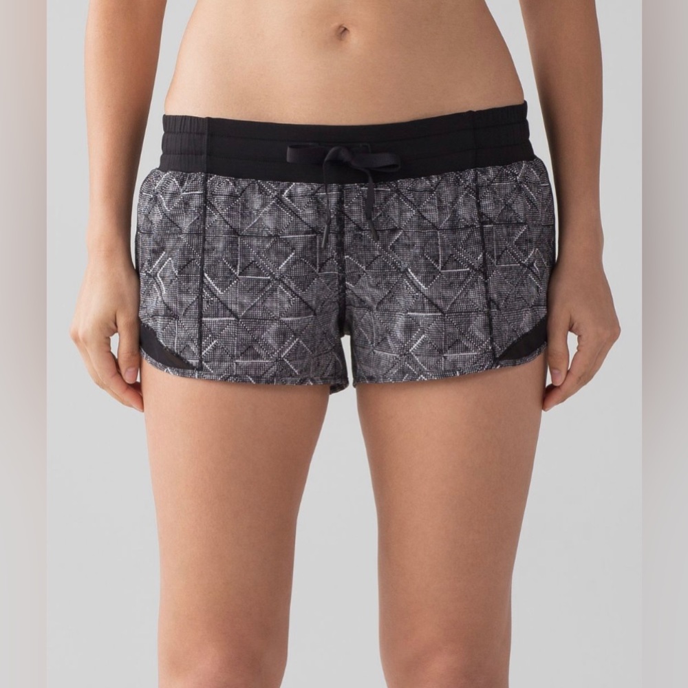 Lululemon Hotty Hot Short 2.5". Formation Alpine White Black / Black. Size 6.